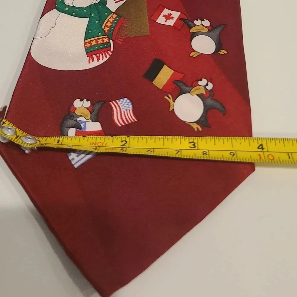 Polar Pals By MMC Hallmark Mens Tie Silk